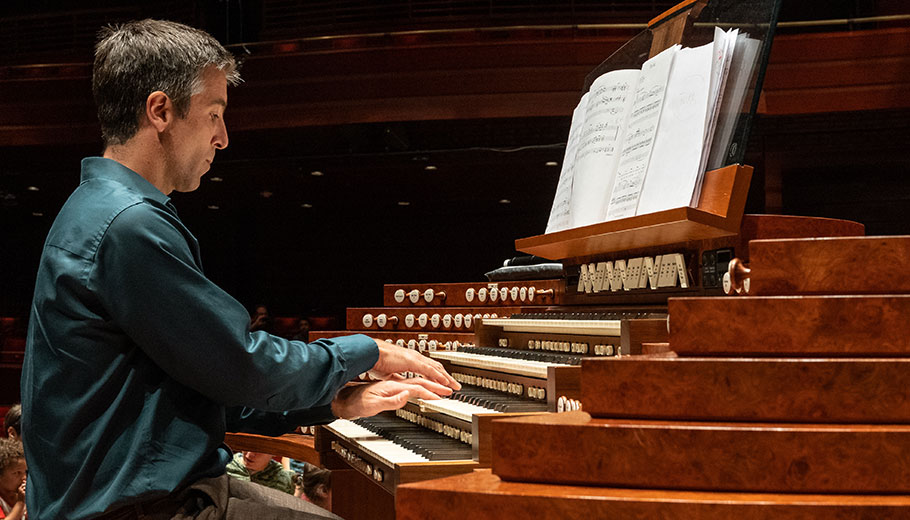 a man plays the Organ on stage in Verizon hall at the Kimmel Center