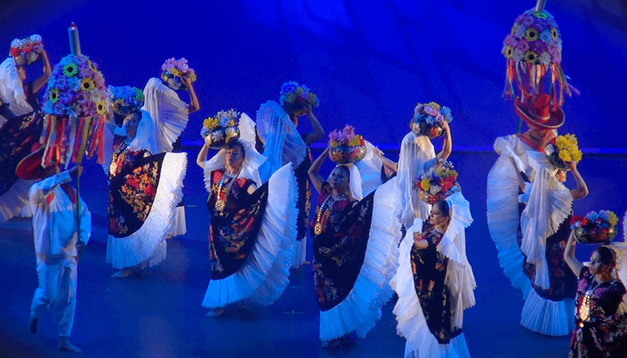 Ballet Folclòrico Nacional de Mèxico performs on stage 