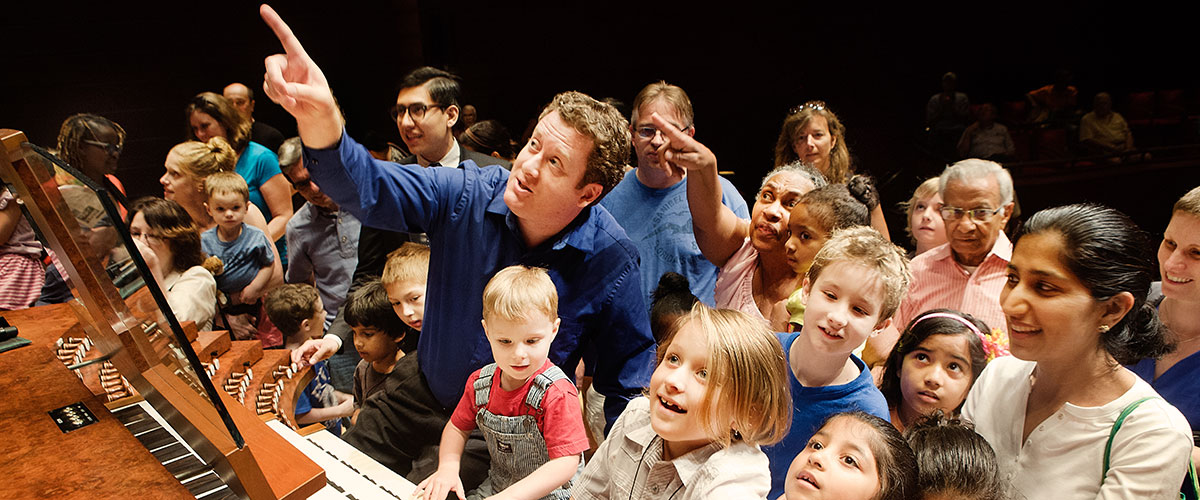 organ demonstration with large group of children