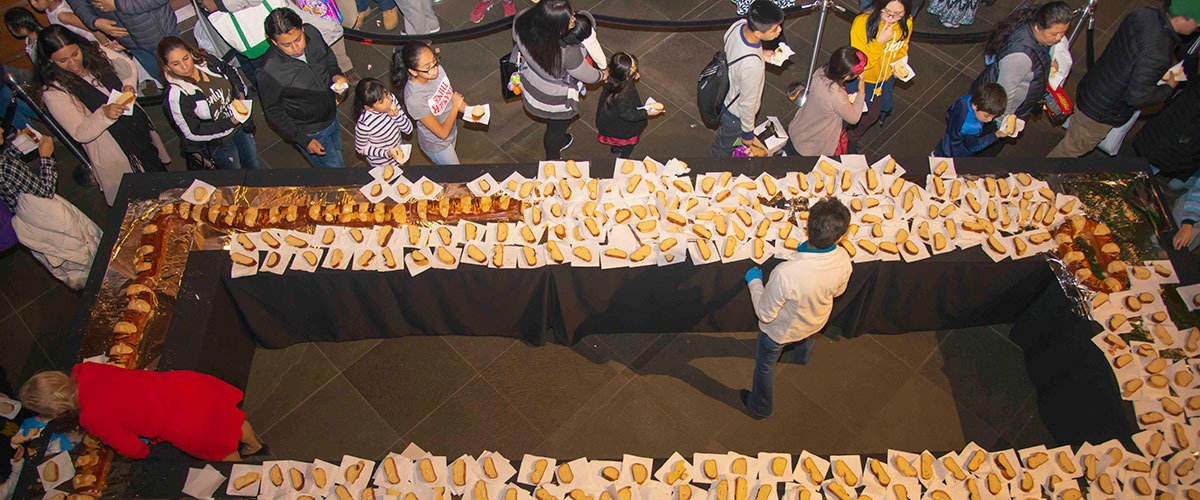 people line up to get a piece of “Rosca de Reyes” bread